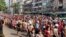 En esta imagen tomada de un video, una multitud de manifestantes marchan por Yangón, Myanmar, el 6 de febrero de 2021. (AP Foto)