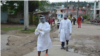 Trabajadores de salud recorren vecindarios con casos de Covid-19 en Santiago de Cuba.