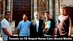 Prevost, 3ro de izq. a der., y Cepero, el 4to de izq. a der. en La Habana.