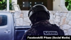 Un oficial del Sebin durante un operativo. (Facebook/El Pitazo)