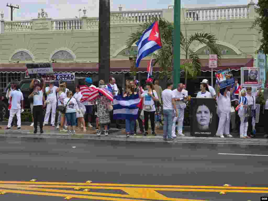 El rostro de Saily Navarro, condenada por las manifestaciones del 11J, en uno de los posters de la protesta de 3 de mayo en Miami por la libertad de los presos políticos.