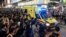 Manifestantes contra la Ley de Extradición escoltan una ambulancia