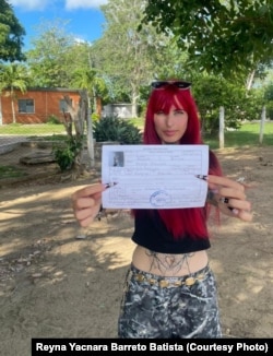 La joven mostrando su carta de libertad