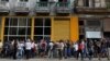 Cubanos hacen una larga fila para comprar pan en La Habana. 