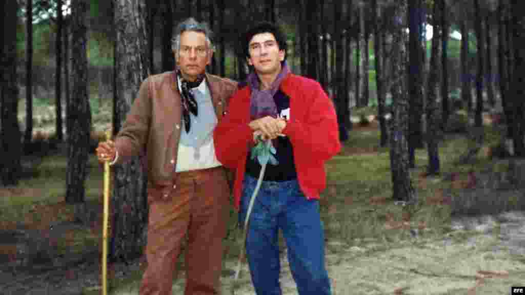 Radio Martí dedicó varios programas a divulgar el Plebiscito a Fidel Castro propuesto por Reinaldo Arenas y Jorge Camacho. Publicada en 1988 esta carta dirigida a Fidel Castro fue firmada por 163 de los artistas, escritores y actores más impor­tantes de todo el mundo, 8 de ellos galardonados con el Premio Nobel.