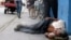 Indigente durmiendo en una acera en Holguín. Foto: Fernando Donate.