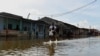 Un hombre recorre en bicicleta una calle inundada mientras el huracán Milton se acerca a la costa cubana en Batabano, Cuba, el 8 de octubre de 2024. REUTERS/Norlys Perez