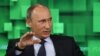 El presidente ruso Vladimir Putin habla durante su visita al nuevo estudio de televisión del canal "Russia Today" en Moscú, Rusia.