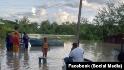 Varias comunidades de Granma permanecen aún bajo el agua. 