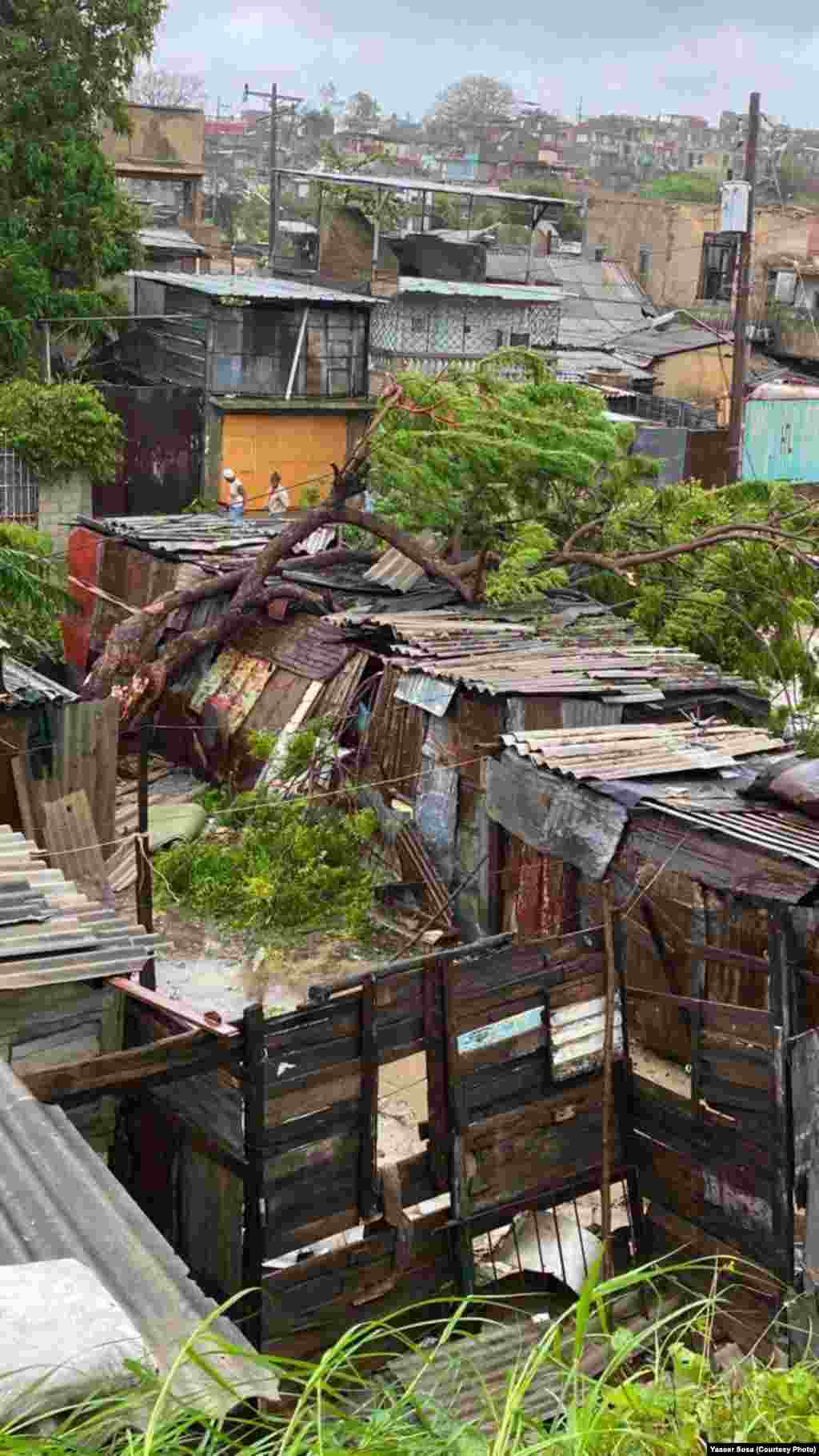 Daños en viviendas en Veguita de Galo, en la Carretera del Morro, Santiago de Cuba.