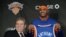El jugador de baloncesto Carmelo Anthony (d) posa con el director del Madison Square Garden, James Dolan (i), en foto de archivo