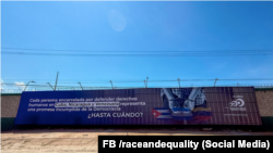 El cartel que denuncia los presos políticos en Cuba, Venezuela y Nicaragua, desplegado en Santa Marta, Colombia, escenario de la cumbre CELAC-UE.