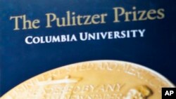 Un cartel que anuncia el premio Pulitzer (AP Photo/Bebeto Matthews, File).