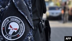 En esta foto de archivo tomada el 1 de abril de 2019, un miembro de las Fuerzas de Acción Especial de Venezuela (FAES) se encuentra en un puesto de control durante una operación de seguridad en el municipio de El Valle, en Caracas. (STR/AFP).