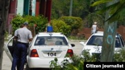 Vigilancia en los alrededores de la sede de las Damas de Blanco. (Foto: Ángel Moya)
