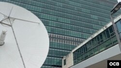 Una antena satelital en la sede de las Naciones Unidas.
