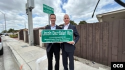 La placa del "Lincoln Díaz-Balart Way", la nueva vía en Hialeah nombrada en honor de Lincoln Díaz-Balart.